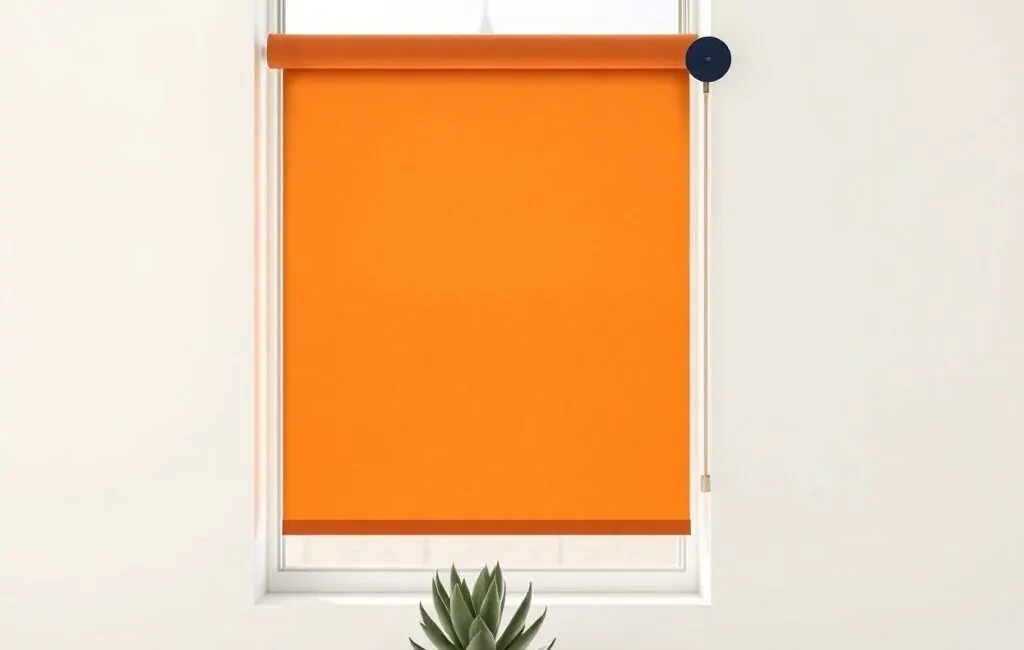 Persiana geométrica ochre a medio bajar en ventana, con motor azul y control, ante un fondo difuso de la silueta de Barcelona. Que opciones de motorizacion de persianas son mas populares en Barcelona.