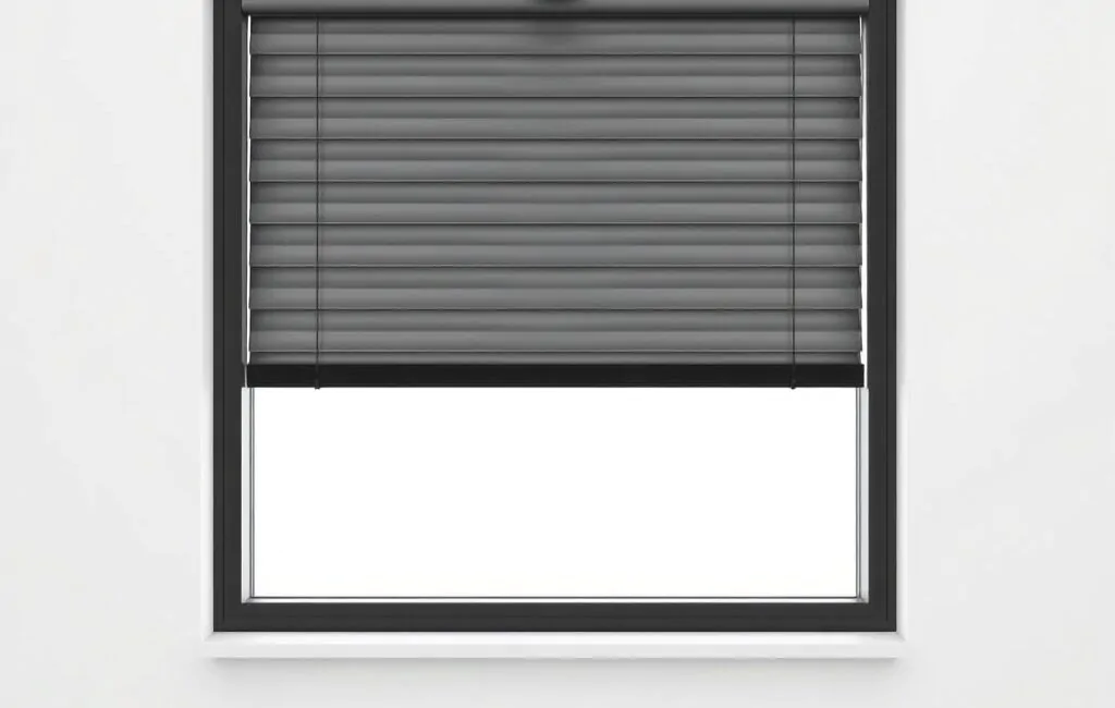 Ventana de oficina con motor cilíndrico y persianas de lamas, mostrando opciones eficaces para motorización de persianas en locales comerciales.