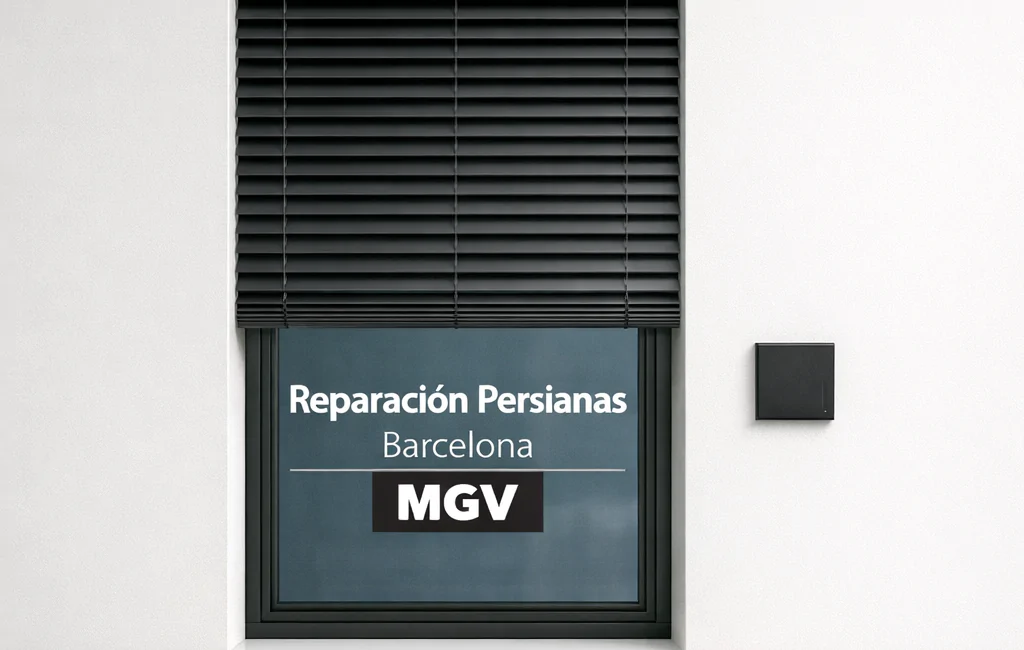 Ventana comercial con persiana motorizada y controlador negro, en pared off-white. Donde encontrar persianas motorizadas de buena calidad para locales comerciales.