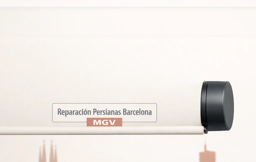 Persiana enrollable blanca con motor gris en un entorno limpio, fondo de siluetas de la Sagrada Família y torre de comunicaciones. Contratar motorizacion de persianas en Barcelona tarifas y servicios mas recomendables.