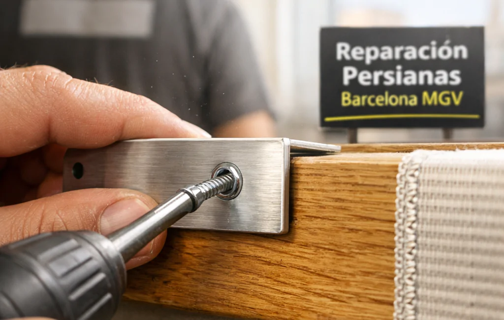 Primer plano de instalación de persianas en Barcelona, con manos alineando un soporte de aluminio en un alféizar de roble.